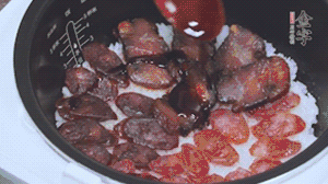 關(guān)上蓋子繼續(xù)燜煮20分鐘淋上醬汁。