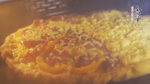 準備好披薩餅皮，烤盤刷油后入烤箱預熱10分鐘，放上面餅后180度烤10分鐘。（現(xiàn)成買的披薩皮，就忽略此步驟）