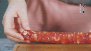 金字火腿肉香腸切成片狀。