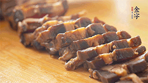 金字醬肉切片。