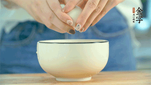 雞蛋液打散，可以加點鹽和黃酒，邊煎邊用筷子攪拌。