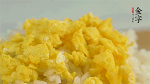 將雞蛋碎、西蘭花碎和放涼的米飯混合，用少許鹽、橄欖油調(diào)味。