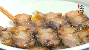 鋪上一片醬肉，撒點芝麻即可。