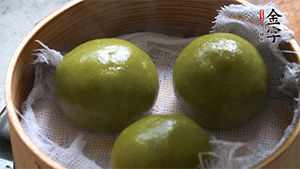 青團上沸水鍋中蒸10分鐘即可。