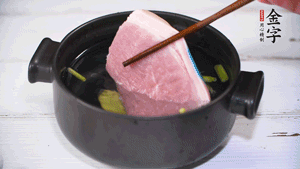 整塊豬肉，加蔥、姜片、料酒焯水。