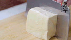 老豆腐切片，浸水備用。