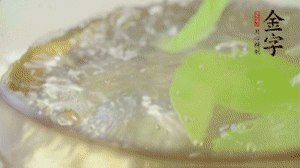 萵筍去皮切片，加鹽焯水。