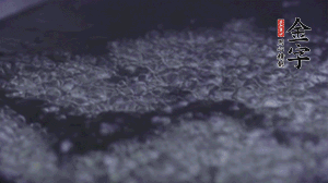 小青菜洗凈后，鍋中水燒開，放點鹽和滴幾滴油后燙熟。