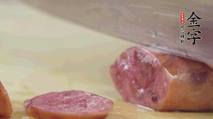 拿出香腸和臘肉，切成片后重新鋪入。