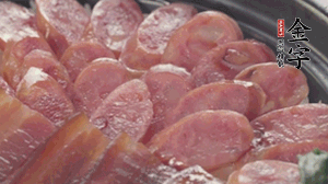 沿著米飯邊淋一圈玉米油，擺上小青菜，淋上醬油和湯調(diào)成的醬汁，撒上辣椒粒、香蔥末即可。