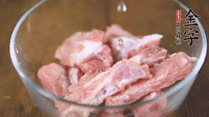 切成小段的排骨洗凈后，加姜片焯水3分鐘。