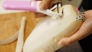 蘿卜去皮，切成絲。（如果用擦菜板，不能選擦成太碎的）