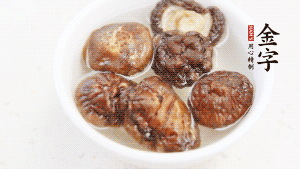 鍋加熱至7成，放蘿卜絲煸炒，加3粒冰糖翻炒至透明，盛出備用。