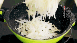 鍋加油至5成熱，放香腸粒、臘肉粒翻炒，等脂肪變透明后，加香菇、瑤柱、蝦米，放適量冰糖、胡椒粉、鹽炒至香味溢出。