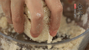 揉勻成光滑的面團(tuán)后，醒發(fā)半小時(shí)。