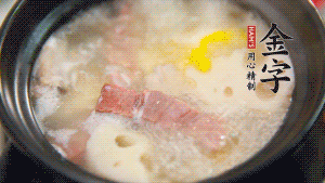 出鍋前加適量鹽調(diào)味，撒香菜點(diǎn)綴就可以啦。