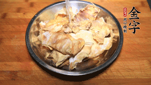 筍干冷水泡發(fā)至軟，切成小段，生姜切成片備用。