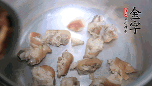 將汆燙好的豬蹄塊、蹄片 、筍段、姜片放入鍋中，放黃酒調(diào)味。