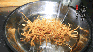 蟲草花用涼水浸泡10分鐘，干香菇溫水泡發(fā)至軟去蒂備用。蓮子、紅棗也可一同清洗干凈。