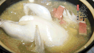 煮沸時加入蟲草花、香菇、紅棗，以料酒調(diào)味繼續(xù)小火燉煮1小時左右。