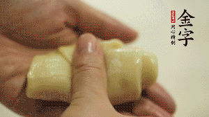 【包月餅】1．面劑兩頭向中間捏緊， 把光滑一面向下，按扁后搟成圓形面皮。餡料放在面皮中心，把餡料包緊，捏緊收口。