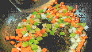 以耗油、料酒調(diào)味，加適量清水燜煮。