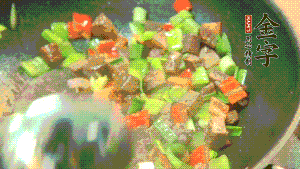 熱油起鍋，依次加入青椒塊、牛肉、大蒜煸炒均勻。