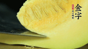 胡蘿卜切滾刀塊，小南瓜取一半去籽去皮切塊備用。