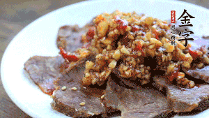 最后把醬汁淋到牛肉上即可，撒上芝麻、香菜。也可以把牛肉和醬汁攪拌均勻，讓牛肉與醬汁更加入味。