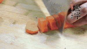 食材洗凈后，胡蘿卜切成塊，鮮香菇切成十字花刀備用。