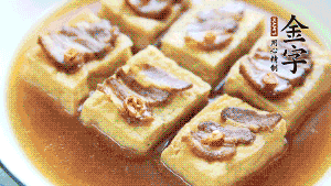 裝盤時，撒上蔥花裝飾。