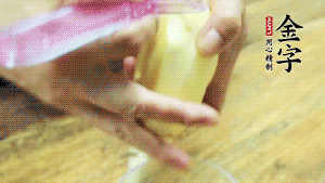 將食材洗凈，茄子、土豆切滾刀塊。