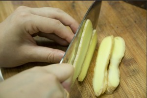 火腿切片，生姜切片。