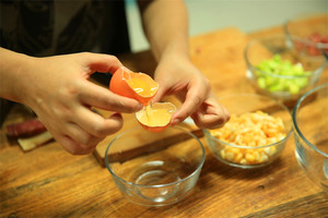 雞蛋蛋白和蛋黃分開，把蛋黃打散。