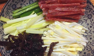 黑木耳泡發(fā)，黑木耳、韭黃、雷筍、青椒切成絲。