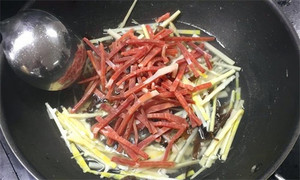 火腿絲、筍絲、黑木耳絲汆水后，瀝干。
