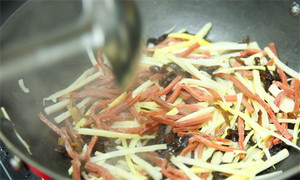 起油鍋，蒜茸煸香，倒入所有食材，加料酒翻炒至熟即可。