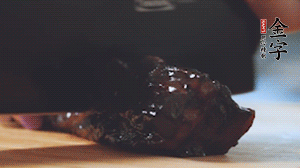 金字風(fēng)味醬肉切小塊。