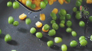 鍋7成熱時(shí)，下豌豆、玉米翻炒，再依次放醬肉、洋蔥碎、木耳碎。