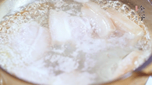 五花肉切塊，加姜片焯水備用。