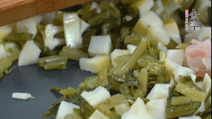 【餡料】2.鍋中油8成熱時，依次放入春筍、雪菜、淡咸肉，翻炒出香味。