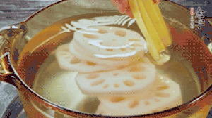 把藕和土豆焯水至八成熟，盛出瀝干水分。