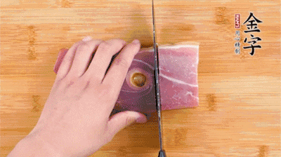 金字火腿切片，老豆腐切成塊，海鮮菇洗凈。