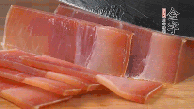 金字火腿切片，溫水浸泡5分鐘。