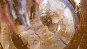 鍋中依次放姜片、排骨、火腿，加料酒、清水煮開轉(zhuǎn)小火煮30分鐘。