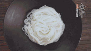 依次放入黃瓜絲、花生米、燙熟的豆芽、麻辣香腸、香菜、擺盤即可。