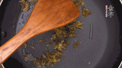 鍋中3成油溫時，下雪菜、辣椒圈翻炒40秒。