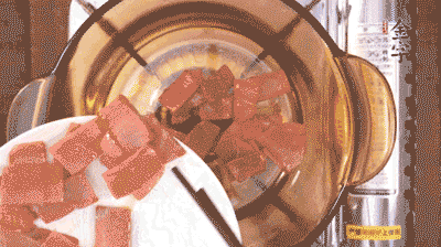 砂鍋中依次放火腿片、豆腐，大火燉開轉(zhuǎn)中小火。