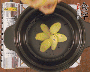 準備土砂鍋，放姜片、鴿子、火腿片、蔥結(jié)、料酒，加沒過食材多些的清水，中小火燉煮。