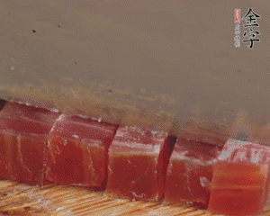 金字火腿切丁，春筍剝殼切丁，豌豆剝粒。